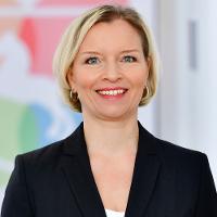 Portraitfoto von Silvia Lindemann: Eine lächelnde Frau mit blondem Kurzhaarschnitt Portraitfoto von Silvia Lindemann: Eine lächelnde Frau mit blondem Kurzhaarschnitt