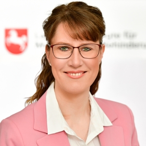 Portraitfoto einer lächelnden Frau Portraitfoto einer lächelnden Frau